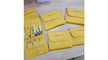 ชุดกรรไกรตัดเล็บแบบพกพา พร้อมกระเป๋าหนังใส่ชื่อ