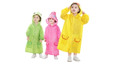 เปลี่ยนวันฝนพรำให้สดใสด้วยเสื้อกันฝนเด็กลายน่ารัก