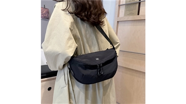 กระเป๋าสะพายข้างผ้าไนลอน สไตล์เรียบแต่ใช้งานได้จริง