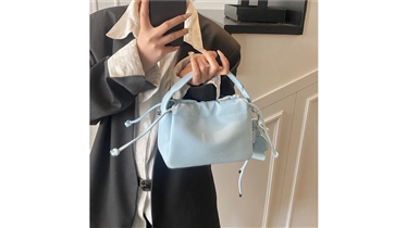 กระเป๋าสะพายดีไซน์เรียบ ใช้งานได้ทุกวัน
