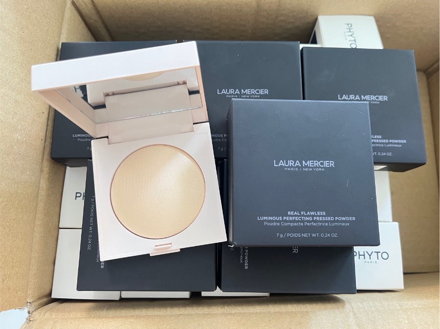 แป้งพัฟตลับชมพู - Laura Mercier Real Flawless Luminous Perfecting Pressed Powder 7g. #Translucent (เคาเตอร์ 2,200฿)