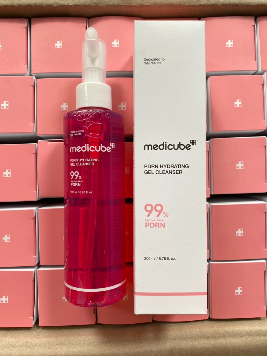 Medicube PDRN Hydrating Gel Cleanser 200ml.