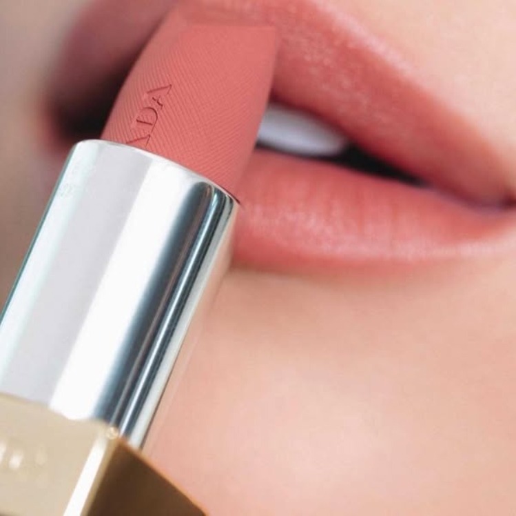 Prada Monochrome Hyper Matte Mini Lipstick ขนาด 1.3g. สี B02 Quartz