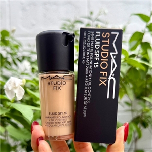 รองพื้น MAC Studio Fix Fluid SPF 15 ขนาด 30ml. (เคาเตอร์ 2,000฿) #NC20 ผิวขาว