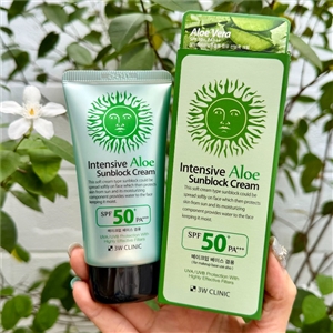 เขียว 3W Clinic Intensive Aloe Sunblock Cream SPF50+ PA+++ 70ml.