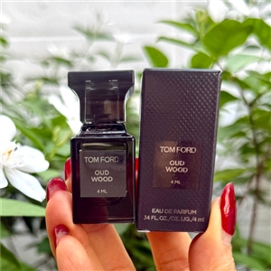 Tom Ford Oud Wood Eau De Parfum ขนาด 4ml.