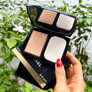 Chanel Le Teint Ultra Tenue Ultrawear Flawless Compact Foundation Matte SPF15 ขนาด 13g #B20 (เคาเตอร์ 3,000฿)