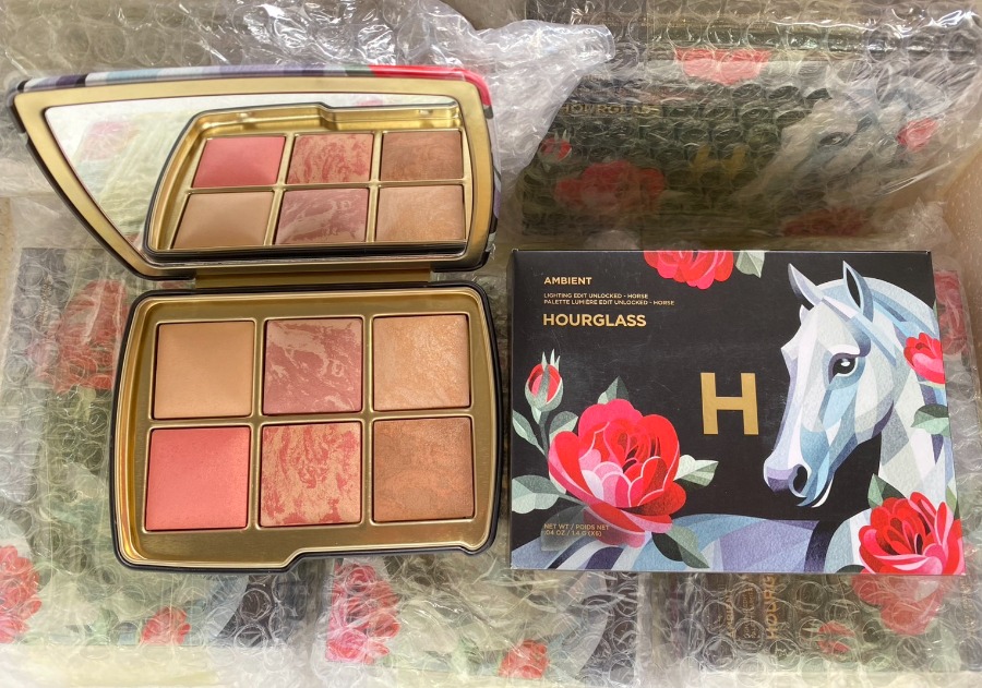 ม้า Hourglass Holiday 2025 Ambient Lighting Edit Palette #Horse