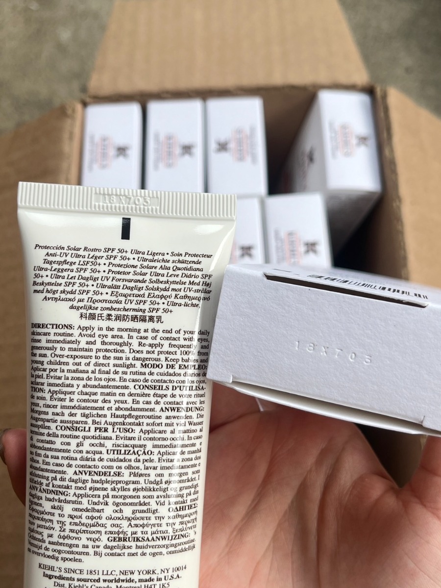 ส้ม Kiehl's Ultra Light Daily UV Defense Sunscreen SPF 50 PA++++ 60ml. (เคาเตอร์ 2,620฿)