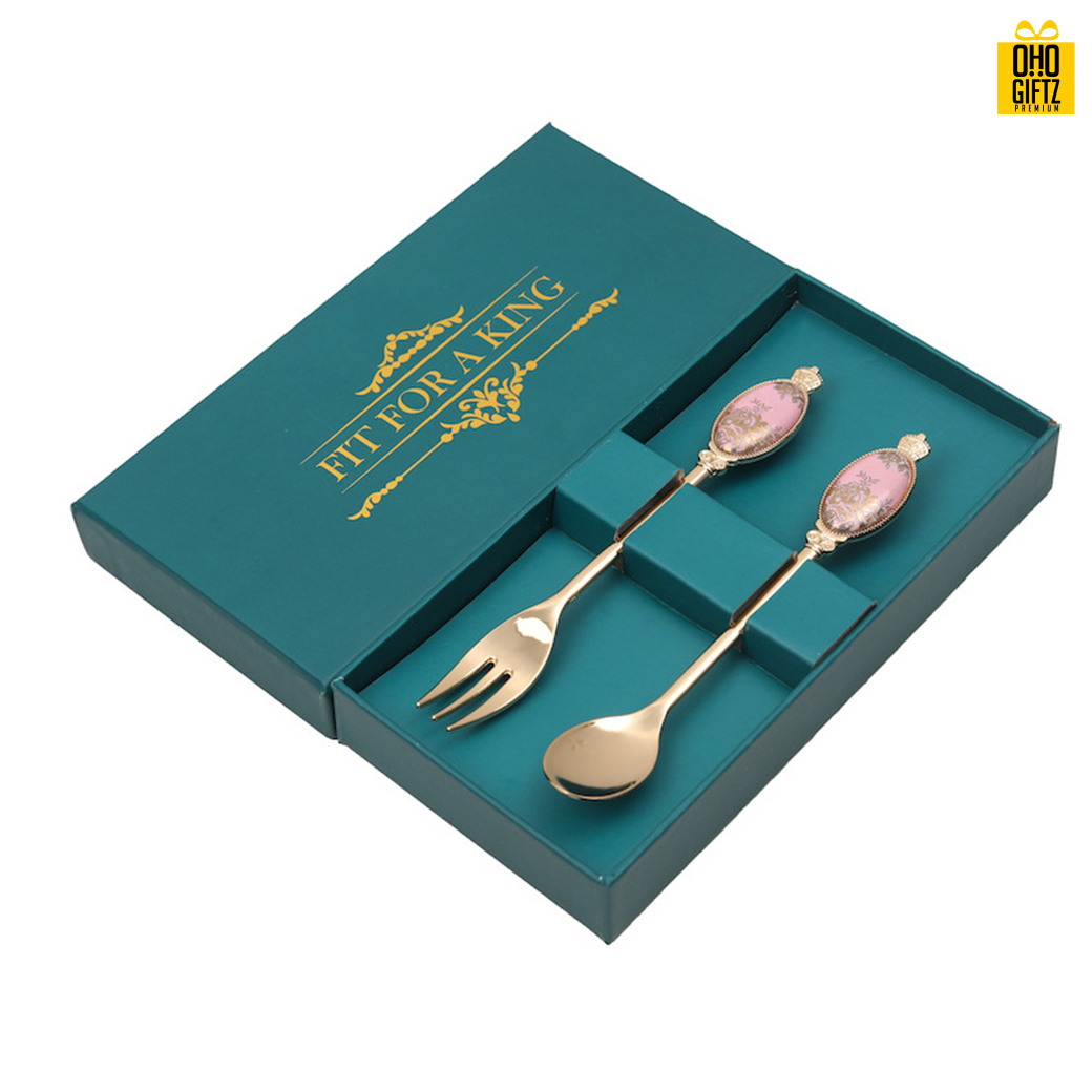 เซ็ตช้อนส้อมสไตล์วินเทจ พิมพ์สติกเกอร์ชื่อฟรี ทำเป็นของพรีเมี่ยม ของชำร่วยงานเเต่งงานได้