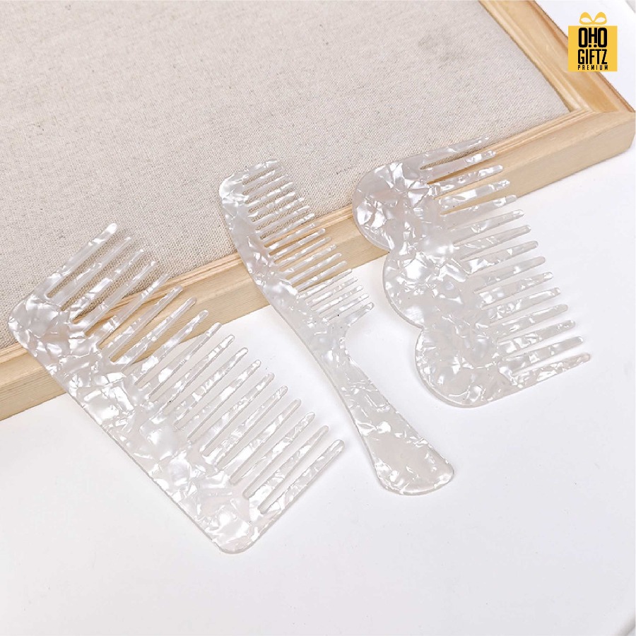 หวีพลาสติกลายหินอ่อน สกรีนโลโก้ ทำเป็นของพรีเมี่ยมได้