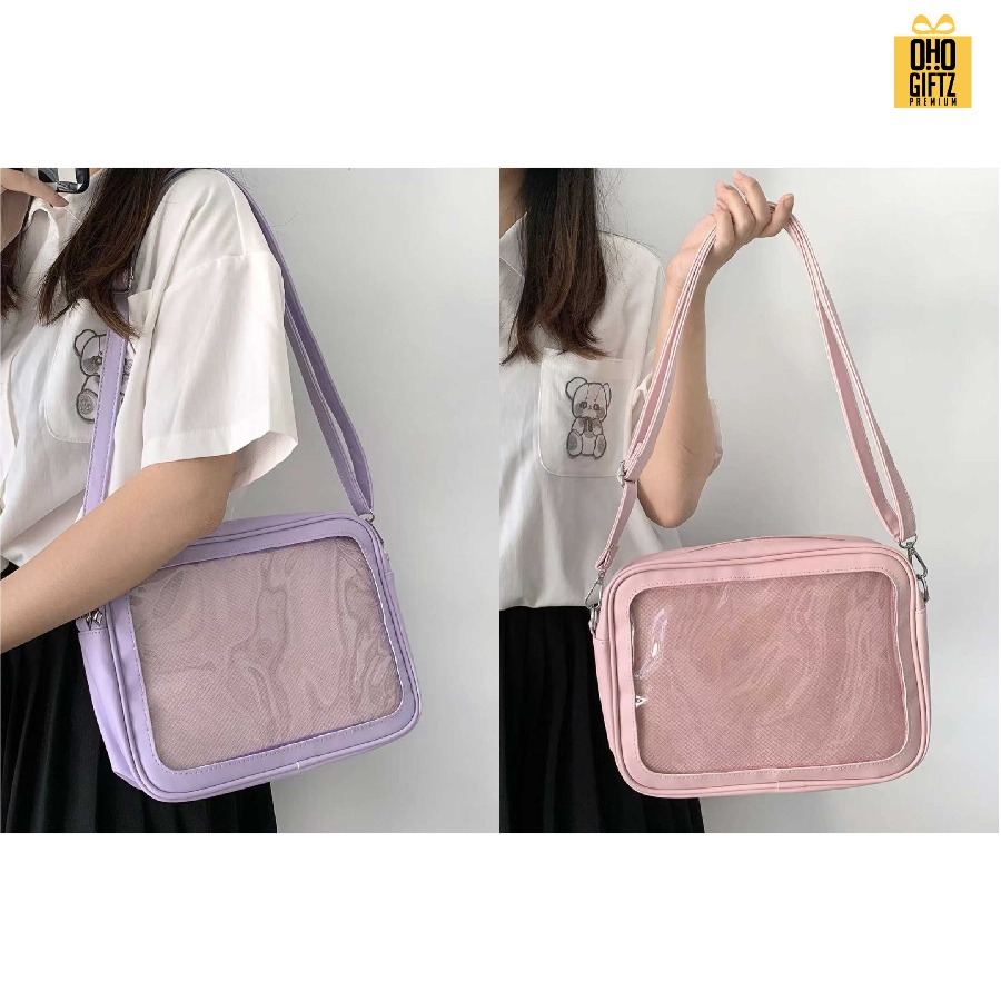 กระเป๋าสะพาย ด้านหน้า PVC ใส่ตุ๊กตาได้ สกรีนโลโก้ ทำเป็นของพรีเมี่ยมได้