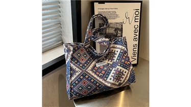 กระเป๋าผ้าทอลายเรขาคณิต สีสันสวยสะดุดตา