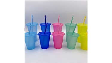 แก้วน้ำพร้อมหลอด สีสันสดใส ใช้งานง่ายในทุกวัน