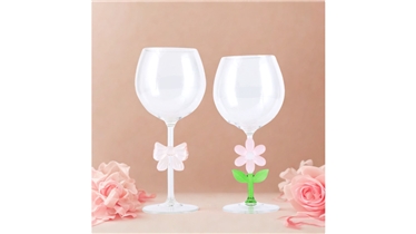 แก้วไวน์อะคริลิกลายดอกไม้และโบว์ ดีไซน์โดดเด่น
