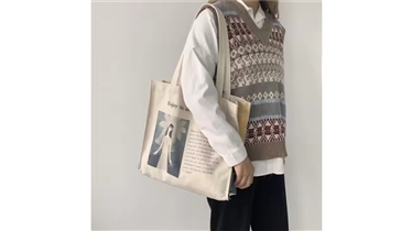 กระเป๋าผ้าแคนวาสพิมพ์ลายอาร์ต สะท้อนตัวตนสำหรับชีวิตในเมือง
