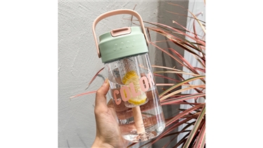 ขวดน้ำพลาสติกใสดีไซน์น่ารัก พร้อมที่ใส่ผลไม้ในตัว