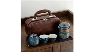 ศิลปะแห่งการชงชาในชุดเดินทางสุดประณีต