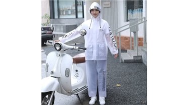 ชุดเสื้อกางเกงกันฝนสไตล์แฟชั่น สร้างความโดดเด่นไม่ซ้ำใคร